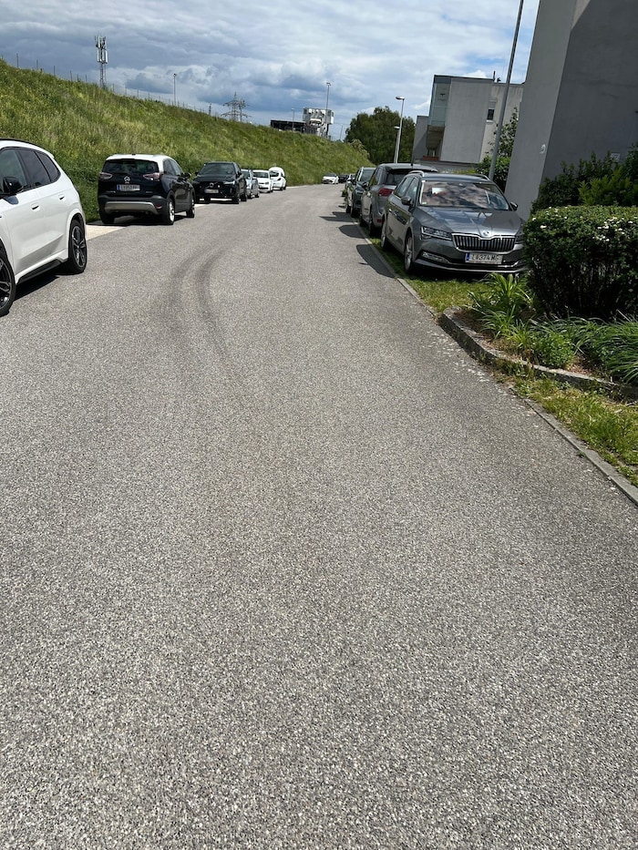 Bremsspuren zeigen, dass im Theresia-Brandl-Weg offenbar zu schnell gefahren wird.
