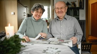 Bereits seit 1967 hat Gerhard Pree (82) die „Kronen Zeitung“ abonniert. Auch Ehefrau Anneliese (70) ist treue Leserin. (Bild: Wenzel Markus)