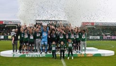 Um 19.26 Uhr erhielt Ried die Meistertrophäe.