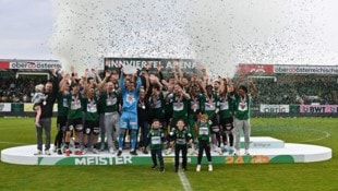 Um 19.26 Uhr erhielt Ried die Meistertrophäe. (Bild: APA/EXPA)