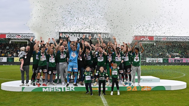 Um 19.26 Uhr erhielt Ried die Meistertrophäe.