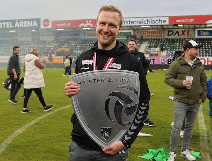Trainer Max Senft mit dem Meisterteller.