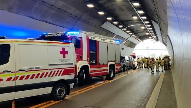 Feuerwehr und Rotes Kreuz im Tunnel-Einsatz.