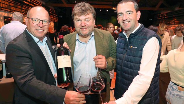 Jubilar Albert Gesellmann (M.) mit Andreas Liegenfeld und Herbert Oschep inmitten der ...