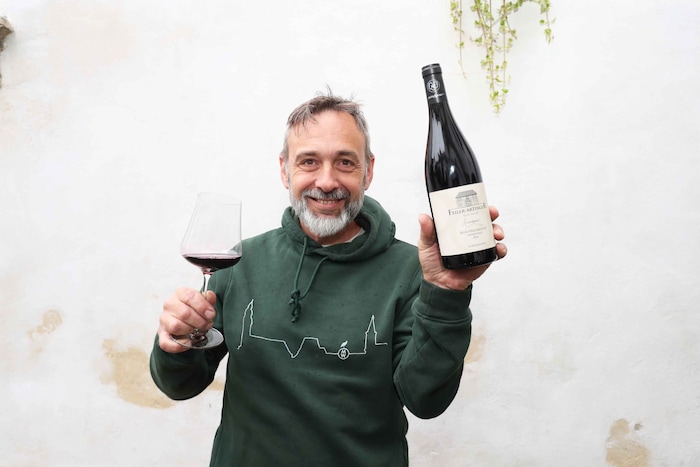 Präsident Kurt Feiler stieß auf das Jubiläum mit Festgästen an.