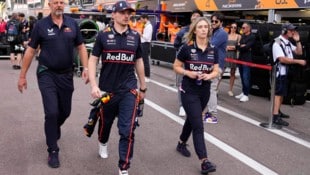 Max Verstappen (Mitte) übt scharfe Kritik an der neuen Boxen-Regel.