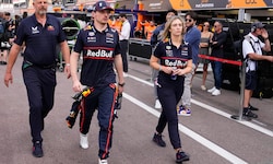 Max Verstappen (Mitte) übt scharfe Kritik an der neuen Boxen-Regel.