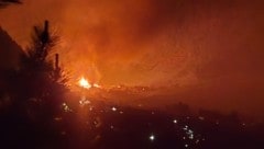 Das Feuer war aus weiter Ferne zu sehen. 