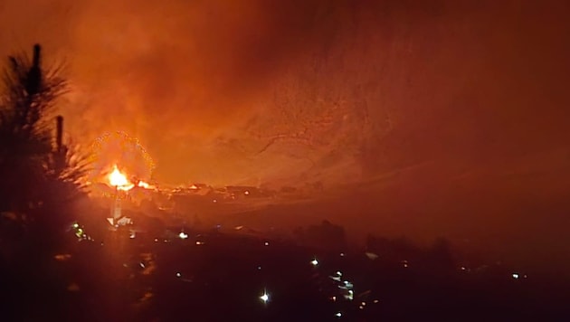 Das Feuer war aus weiter Ferne zu sehen. 