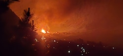 Das Feuer war aus weiter Ferne zu sehen. 