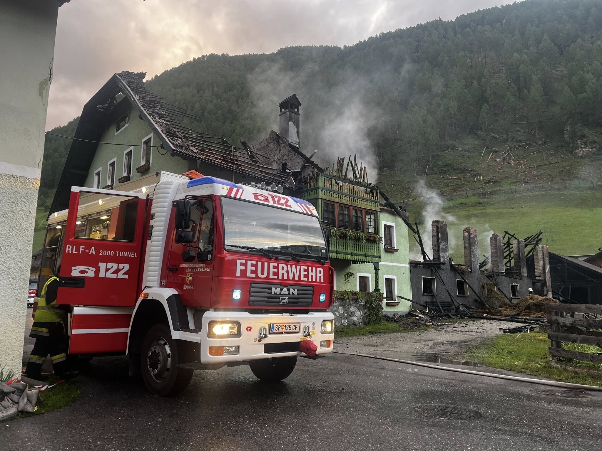 Mehr als 160 Feuerwehrmitglieder standen stundenlang im Einsatz.