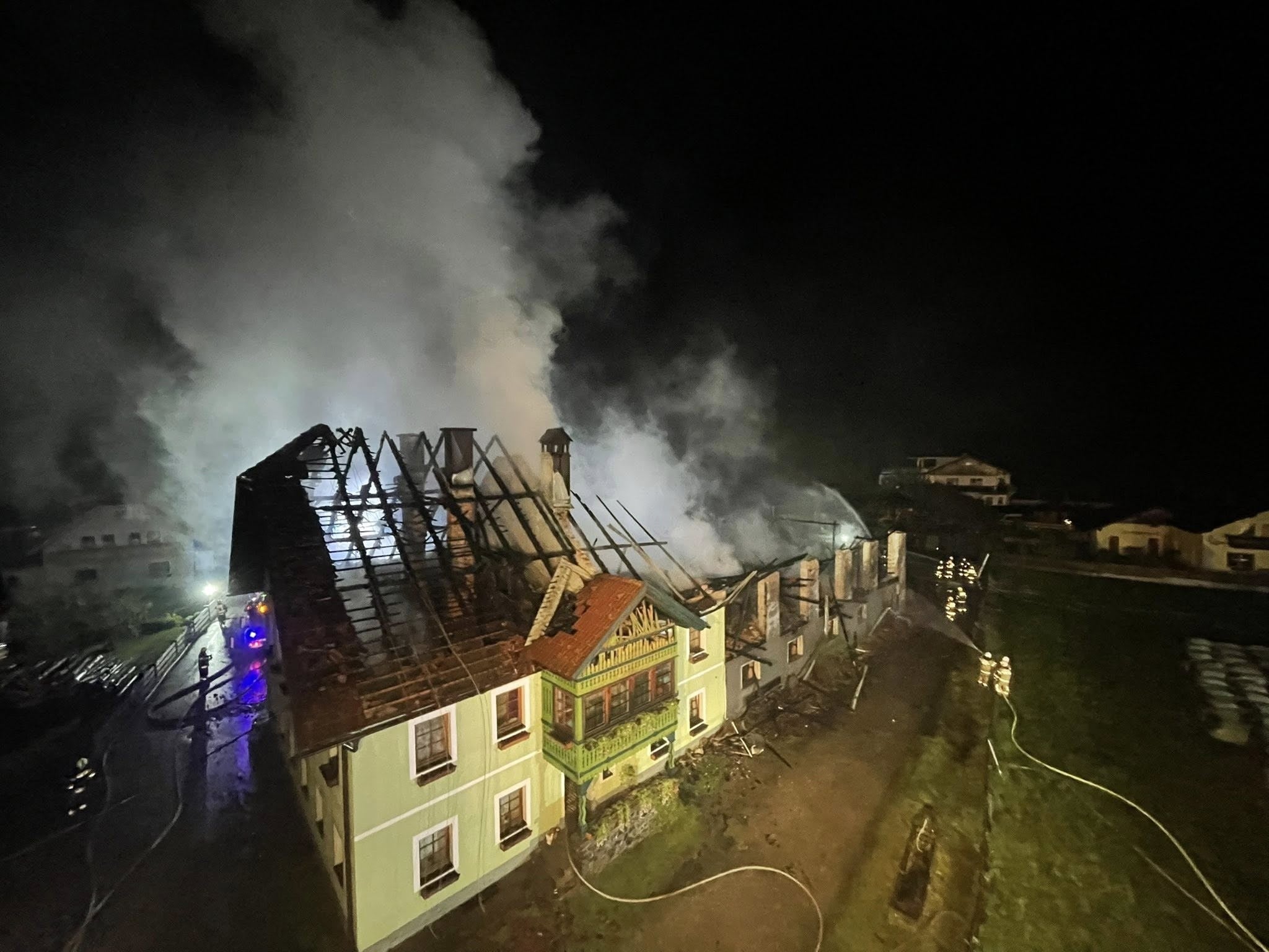 Der Brand forderte die Einsatzkräfte.