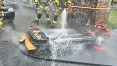 Die Feuerwehr war rasch zur Stelle, um den Brand zu löschen und den Akku zu kühlen.