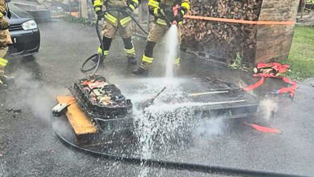 Die Feuerwehr war rasch zur Stelle, um den Brand zu löschen und den Akku zu kühlen.