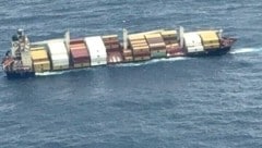 Das Containerschiff geriet zunächst in gefährliche Schräglage, ehe es in den Fluten versank.