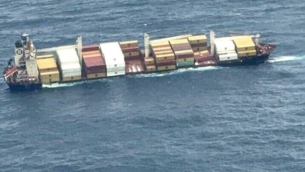 Das Containerschiff geriet zunächst in gefährliche Schräglage, ehe es in den Fluten versank.