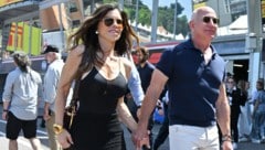 Hand in Hand durch die Boxengasse: Jeff Bezos hat seine Liebste fest im Griff und bald im Hafen ...