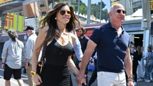 Hand in Hand durch die Boxengasse: Jeff Bezos hat seine Liebste fest im Griff und bald im Hafen ...