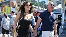 Hand in Hand durch die Boxengasse: Jeff Bezos hat seine Liebste fest im Griff und bald im Hafen der Ehe ... (Bild: Manuele Mangiarotti / PA / picturedesk.com)