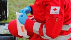 Nach der Erstversorgung vor Ort wurde die Verletzte mit der Rettung ins Krankenhaus Lienz eingeliefert (Symbolbild). (Bild: Birbaumer Christof)