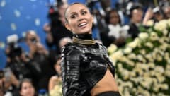 Miley Cyrus holt sich Knie-Infektion beim Wälzen auf Hollywoods Star-Boulevard.