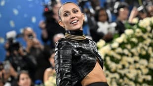 Miley Cyrus holt sich Knie-Infektion beim Wälzen auf Hollywoods Star-Boulevard.