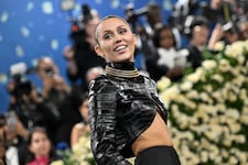 Miley Cyrus holt sich Knie-Infektion beim Wälzen auf Hollywoods Star-Boulevard. (Bild: AP/Evan Agostini)