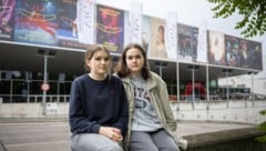 Lilia (li.) und Melissa vor der Wiener Stadthalle, wo ihr Idol Billie Eilish ohne sie auftreten ...