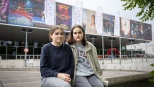 Lilia (li.) und Melissa vor der Wiener Stadthalle, wo ihr Idol Billie Eilish ohne sie auftreten ...