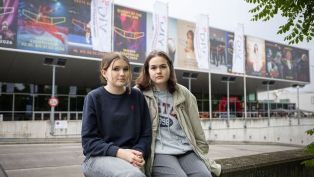 Lilia (li.) und Melissa vor der Wiener Stadthalle, wo ihr Idol Billie Eilish ohne sie auftreten wird. (Bild: Urbantschitsch Mario)