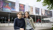 Lilia (li.) und Melissa vor der Wiener Stadthalle, wo ihr Idol Billie Eilish ohne sie auftreten ...