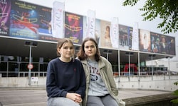 Lilia (li.) und Melissa vor der Wiener Stadthalle, wo ihr Idol Billie Eilish ohne sie auftreten ...