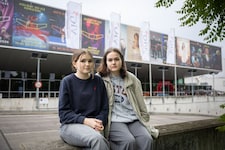 Lilia (li.) und Melissa vor der Wiener Stadthalle, wo ihr Idol Billie Eilish ohne sie auftreten wird. (Bild: Urbantschitsch Mario)