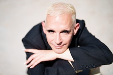 Sympathisch exaltiert: Tim Fischer beim Fotoshooting in Wien – ab Juli gastiert er in Graz.