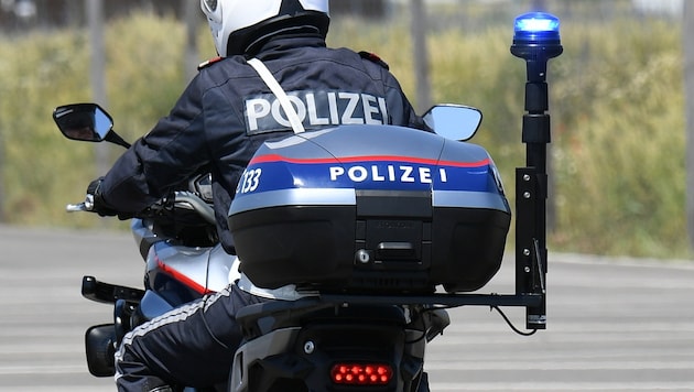 Ein Motorrad-Polizist nahm die Verfolgung auf.