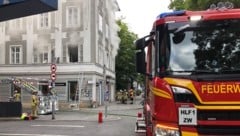 Eine Pensionistin musste aus dem ersten Stock gerettet werden. (Bild: BF Graz)