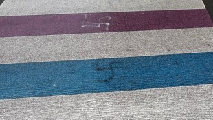 Die Hakenkreuze am Schutzweg in Dornbirn