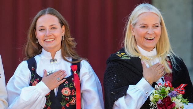 Letzte gemeinsame Momente? Kronprinzessin Mette-Marit und Prinzessin Ingrid Alexandra genießen den 17. Mai in Skaugum. Bald zieht es die Prinzessin in die weite Ferne!