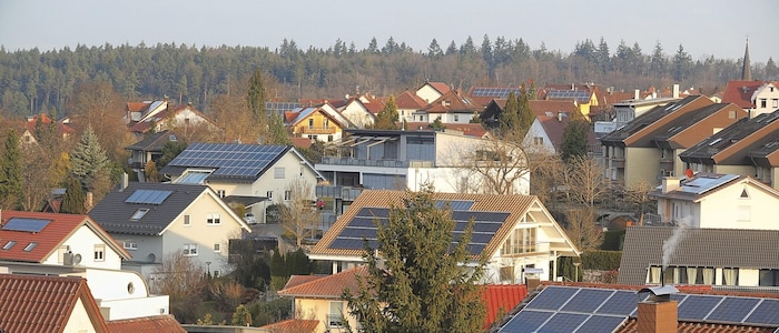 Mehr als 4000 Haushalte haben den Schritt bereits gemacht – und mit jedem neuen Dach wird die Bewegung der Krone Sonne größer.