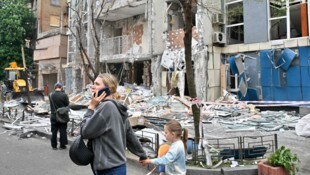 Verängstigte Menschen nach heftigen russischen Luftschlägen gegen die ukrainische Hauptstadt ...