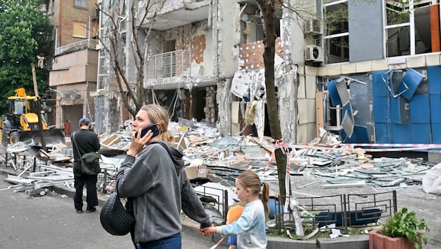 Verängstigte Menschen nach heftigen russischen Luftschlägen gegen die ukrainische Hauptstadt ...