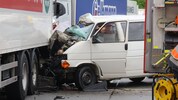 Der Kleinbus wurde schwer beschädigt
