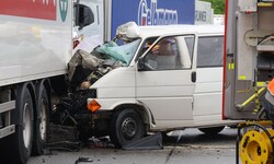 Der Kleinbus wurde schwer beschädigt