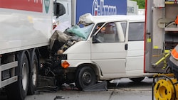 Der Kleinbus wurde schwer beschädigt
