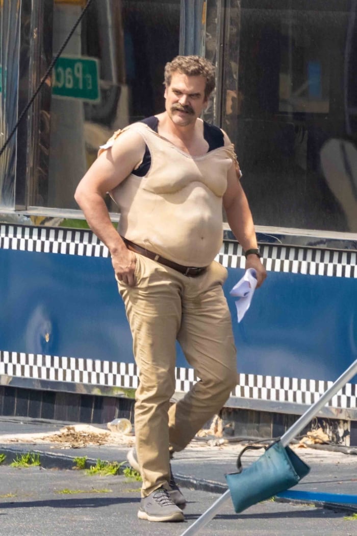 Neue Rolle, neuer Bauch! David Harbour trägt am Set von „DTF St. Louis“ eine XXL-Wampe – zum Glück nur aus Schaumstoff. Sheriff Hopper goes Papa-Body!