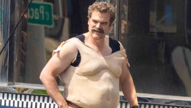 Sheriff Hopper jetzt mit XXL-Bauch – aber nur für die Kamera!