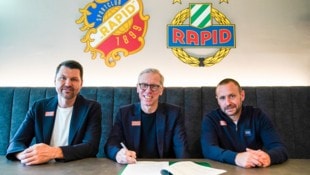 Sportchef Katzer und Geschäftsführer Hofmann begrüßen Neo-Trainer Stöger. (Bild: SK Rapid | Widner)