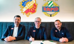 Die Geschäftsführer Markus Katzer (li.) und Steffen Hofmann (re.) mit Neo-Rapid-Cheftrainer ...