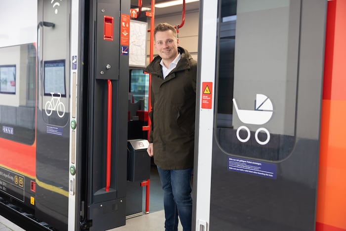 Florian Krumböck fordert Akkuzüge als Ersatz für aufgeschobene Elektrifizierung.