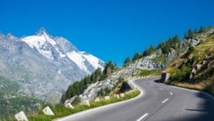 Berg, Fauna, Flora, Idylle – und dazwischen eine Straße, über die wieder einmal Autolenker ...
